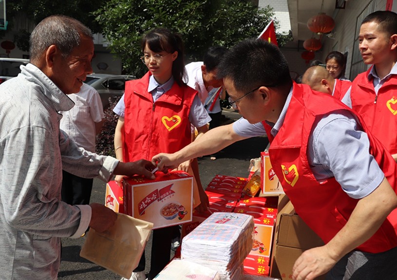 为增强党组织的活力和凝聚力，，，，，，施展党员先锋模范带举措用。。。。6月28日上午，，，，，，在庆祝建党102周年之际，，，，，，江西盛世集团电声科技有限公司党支部来到了桐木镇庆幸敬老院