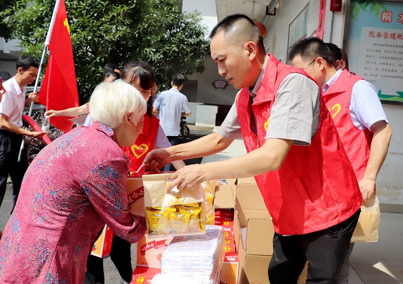 为增强党组织的活力和凝聚力，，，，，，施展党员先锋模范带举措用。。。。6月28日上午，，，，，，在庆祝建党102周年之际，，，，，，江西盛世集团电声科技有限公司党支部来到了桐木镇庆幸敬老院